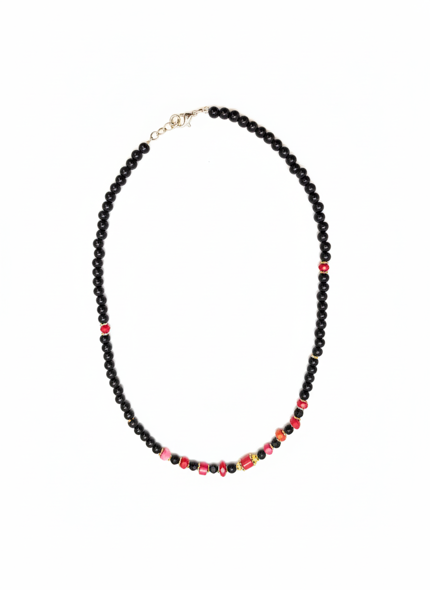 שרשרת חרוזים ארוכה מאוניקס שחור וג’ספר אדום – תכשיט טבעי שמחבר לקרקוע, יציבות וחיוניות. מושלם ליום־יום ולערב. משלוח מהיר | T42